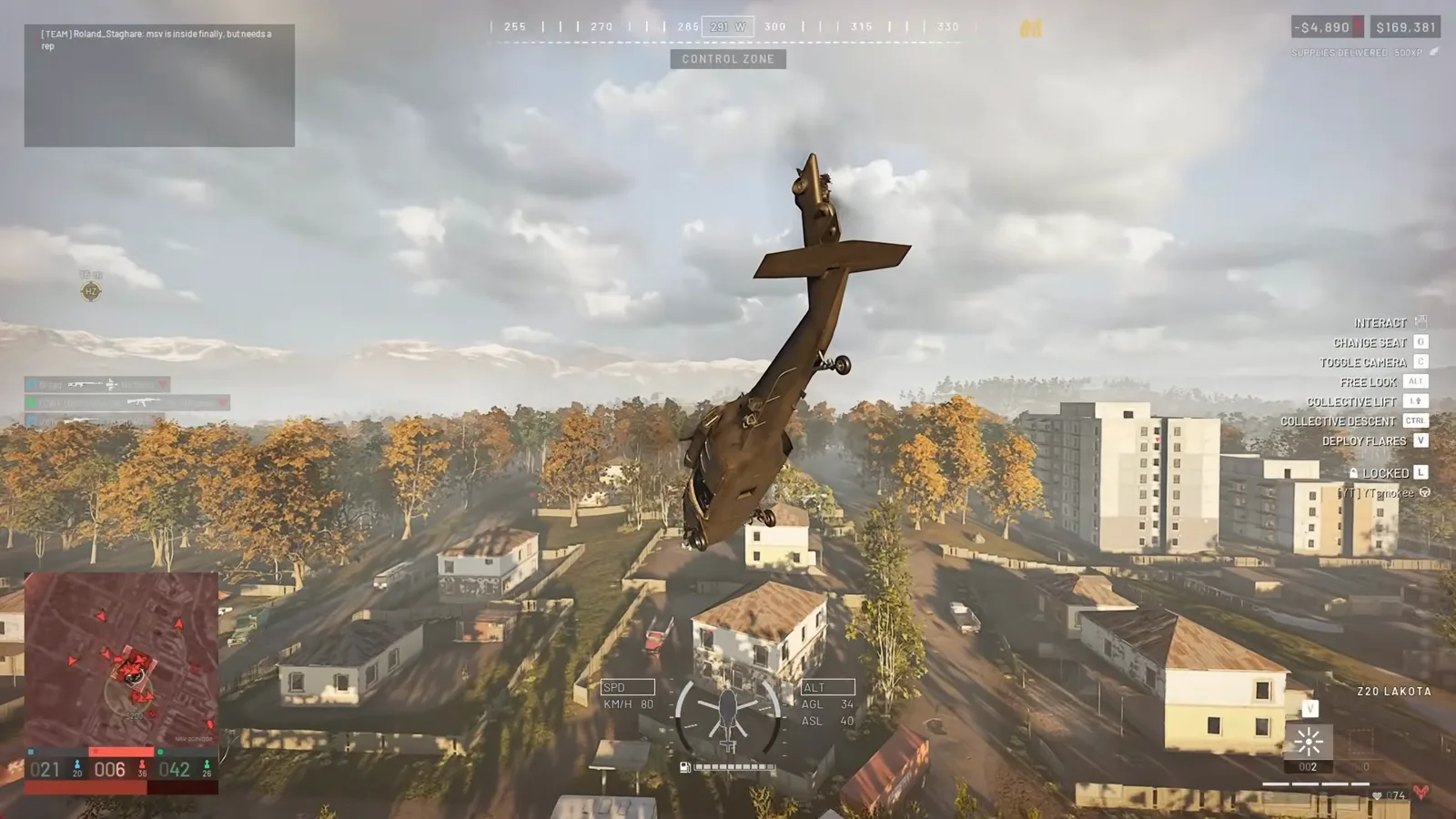 WARDOGS Z20 Lakota 外部视角大角度俯冲掠过城镇，右上 HUD 显示 SUPPLIES DELIVERED 500 XP 与 −$4,890 现金计数